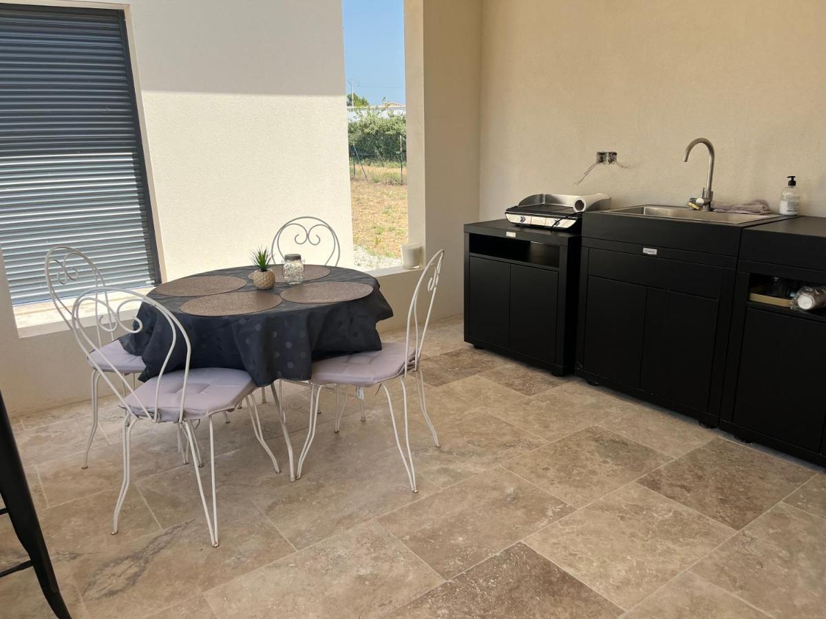 En apparté Arles Extérieur photo